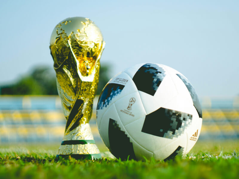 Der Weltmeisterschafts-Pokal steht auf dem Gras.
