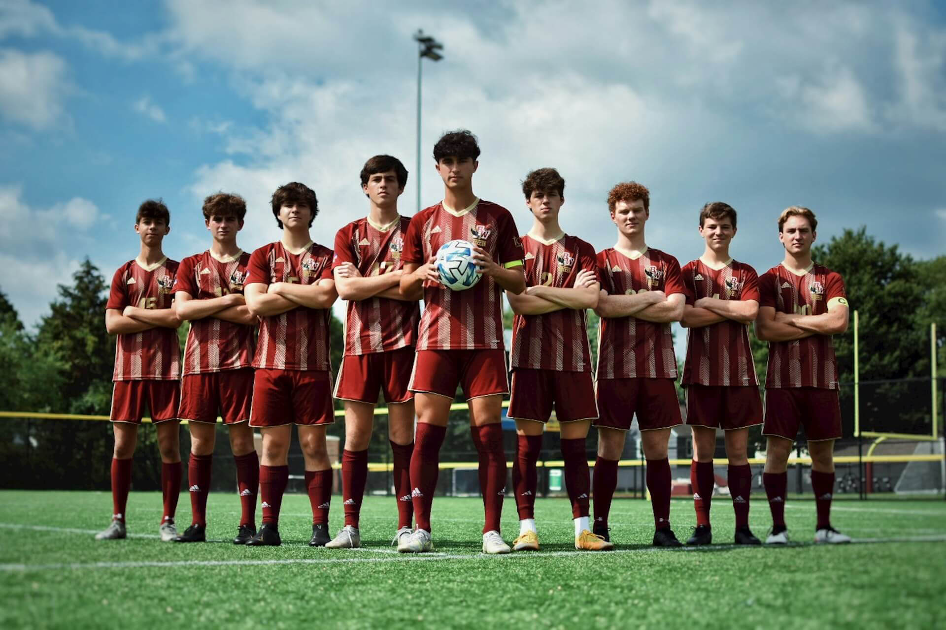 Die Spieler einer Fußballmannschaft stehen auf dem Feld für ein Gruppenfoto.